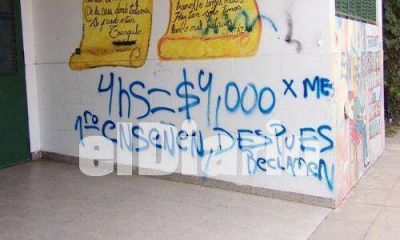 Pintadas contra el paro docente en una escuela de Villa Rosa