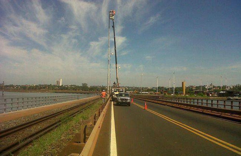 Cambian luminarias en el puente Posadas-Encarnaci�n