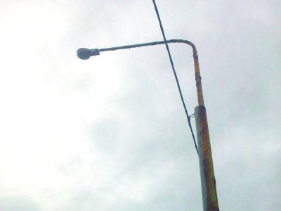 Solicitan retiro de luminarias en mal estado