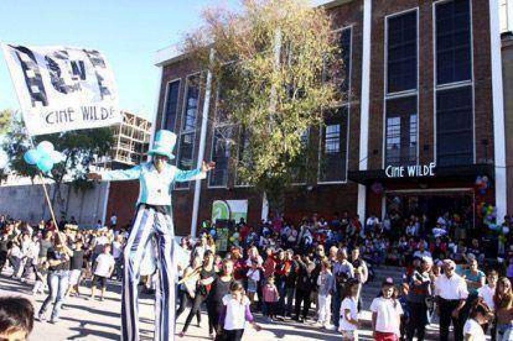 M�s de 1.500 vecinos festejaron el primer aniversario del Cine Wilde