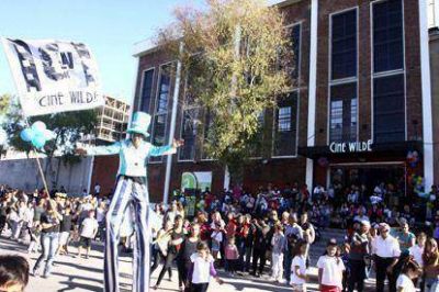 M�s de 1.500 vecinos festejaron el primer aniversario del Cine Wilde