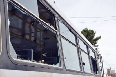 Atacan a pedradas un colectivo cargado de pasajeros
