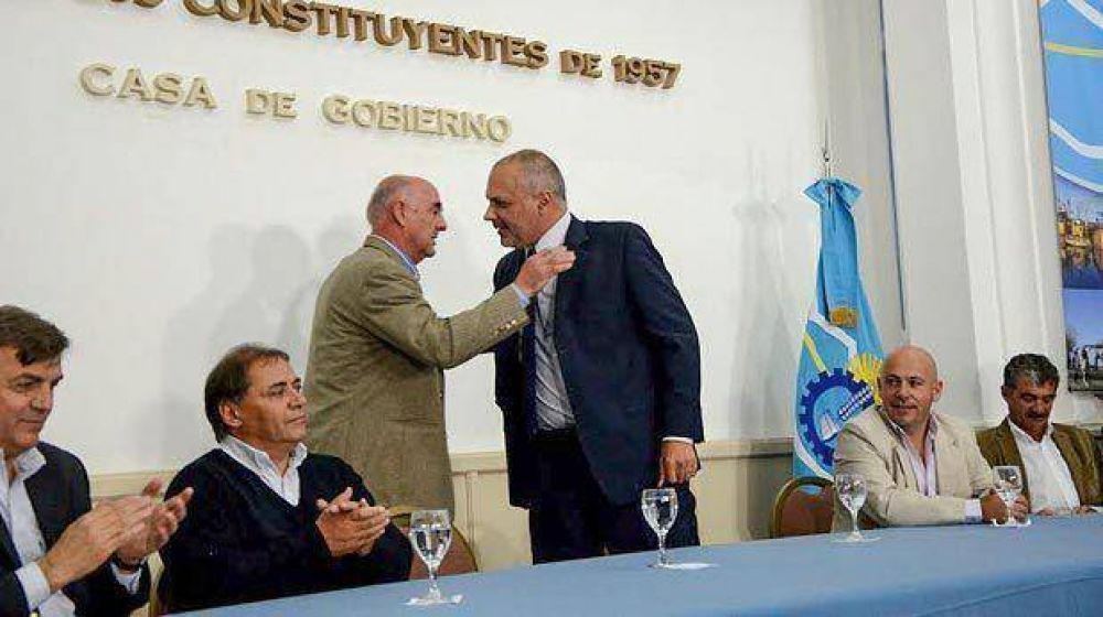 El gobernador firm� la construcci�n de cuatro Centros de Encuentro