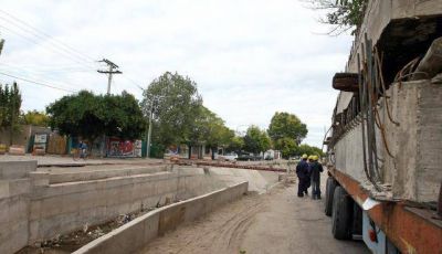 Comienzan a colocar las vigas para hacer el puente sobre el zanj�n Los Ciruelos