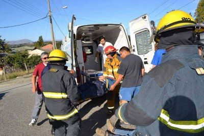 J�venes en moto chocaron de atr�s a una camioneta: sufrieron heridas