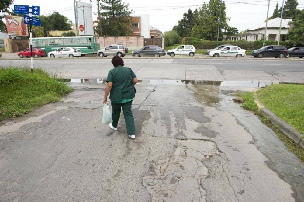 La presi�n rompe los ca�os y el agua corre por la Mate de Luna