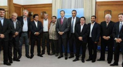Rodeado de intendentes, Randazzo pidi� "terminar con los paros" y fustig� a Barrionuevo