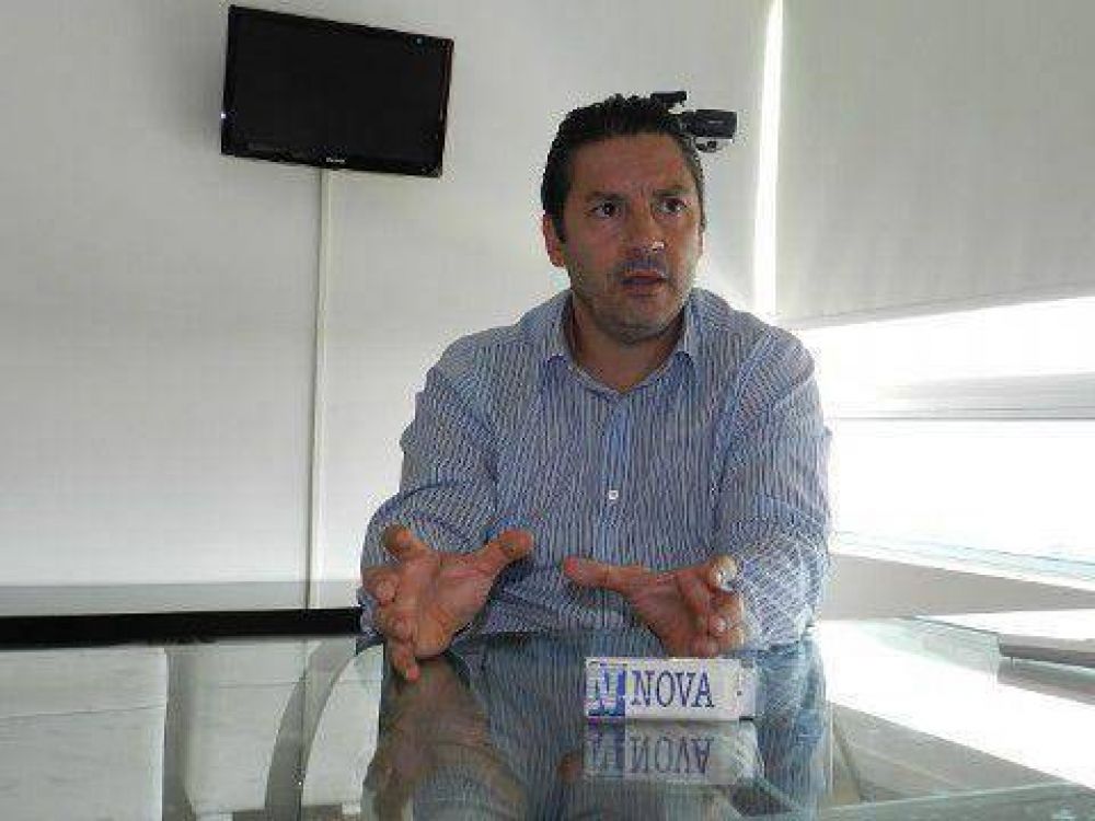 Gustavo Men�ndez: "Massa present� a Othaceh� como si fuera Churchill"