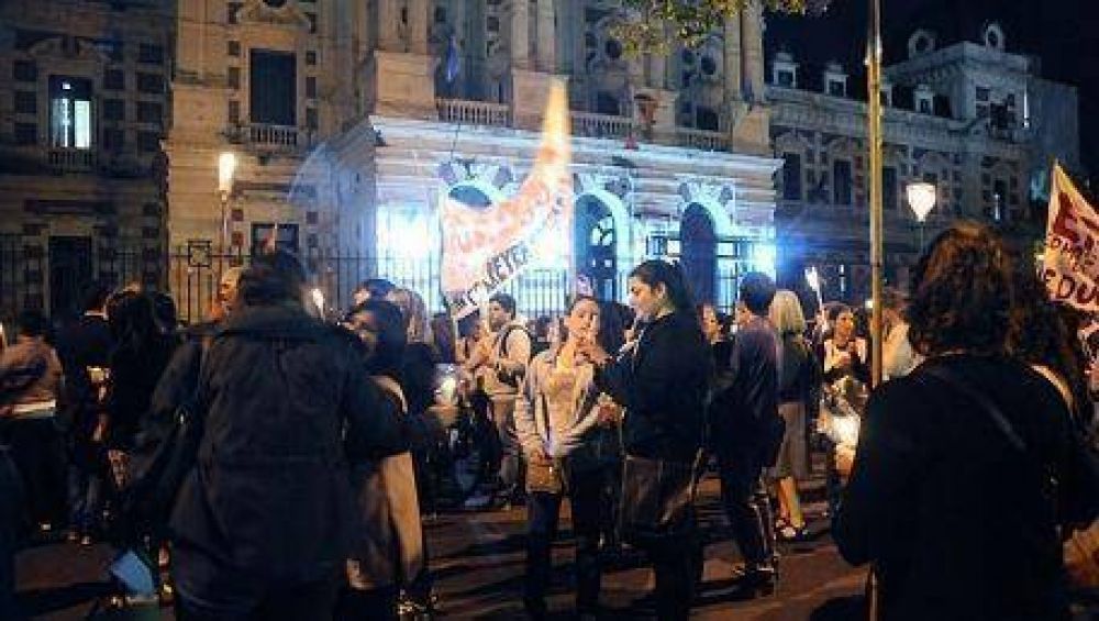 Maestros marcharon con antorchas por el centro platense