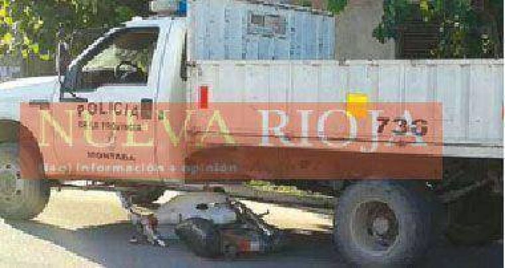 Un joven con heridas graves al chocar con un cami�n policial