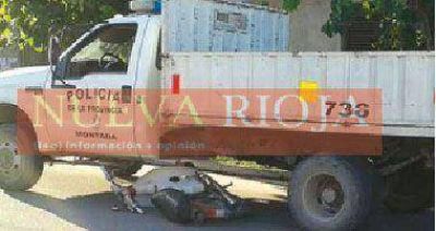 Un joven con heridas graves al chocar con un cami�n policial