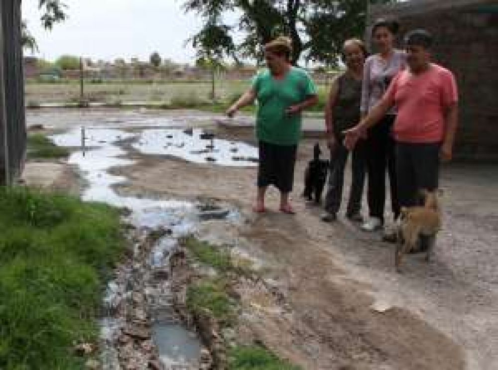 Caos en un barrio por las aguas servidas en la calle