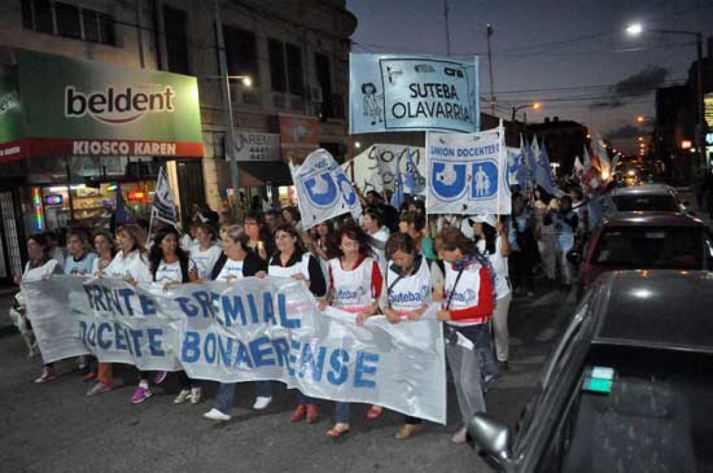 Unas 2 mil personas marcharon en otra movilizaci�n docente