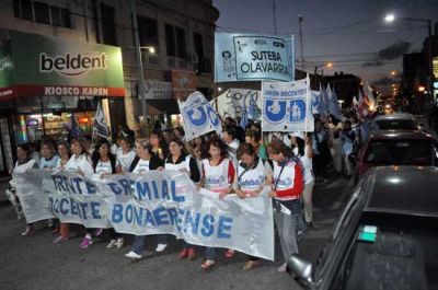 Unas 2 mil personas marcharon en otra movilizaci�n docente