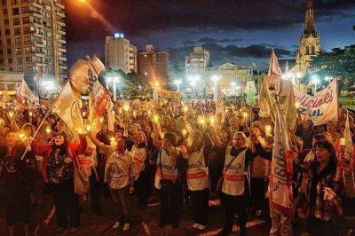 LOS DOCENTES REALIZARON SU MARCHA DE LAS ANTORCHAS POR EL CENTRO DE LA CIUDAD