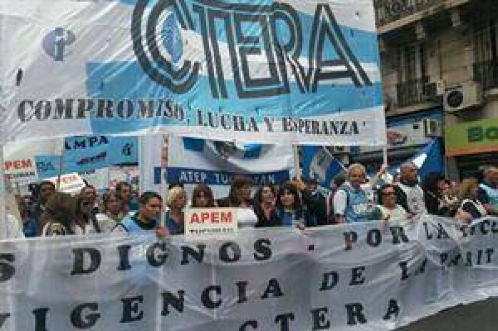 Marcha de docentes en el centro porte�o: piden "salarios dignos"
