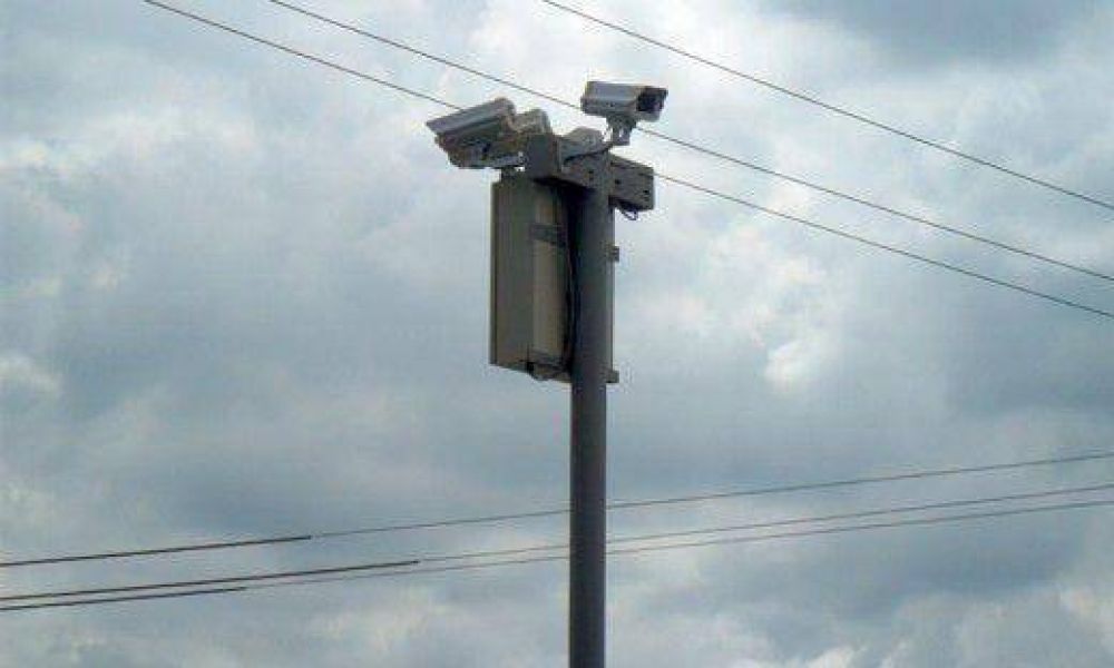 Intendentes piden a vecinos no pagar multas aplicadas con un fotorradar