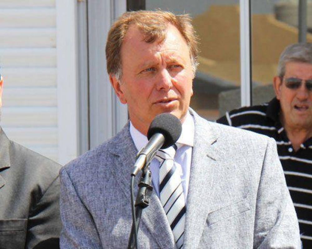 El intendente Cabak tambi�n sali� a respaldar la "pol�tica salarial" de Jorge