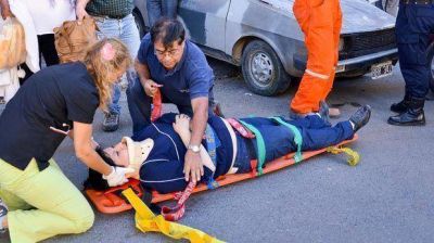 Se qued� sin frenos, atropell� a una mujer y choc� otro auto