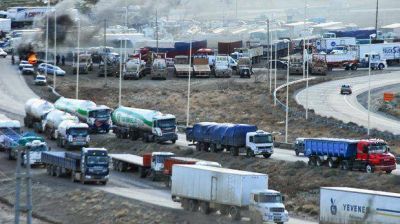 Camioneros negocia en Buenos Aires el bono de $12 mil para sus operarios del petr�leo