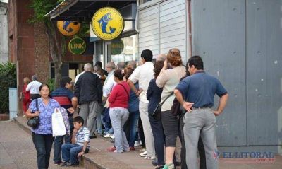 Comenz� el pago del aumento salarial y un gremio docente acusa descuentos indebidos