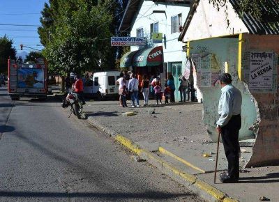 Mujer se qued� sin frenos en su camioneta: choc� contra una garita y un �rbol