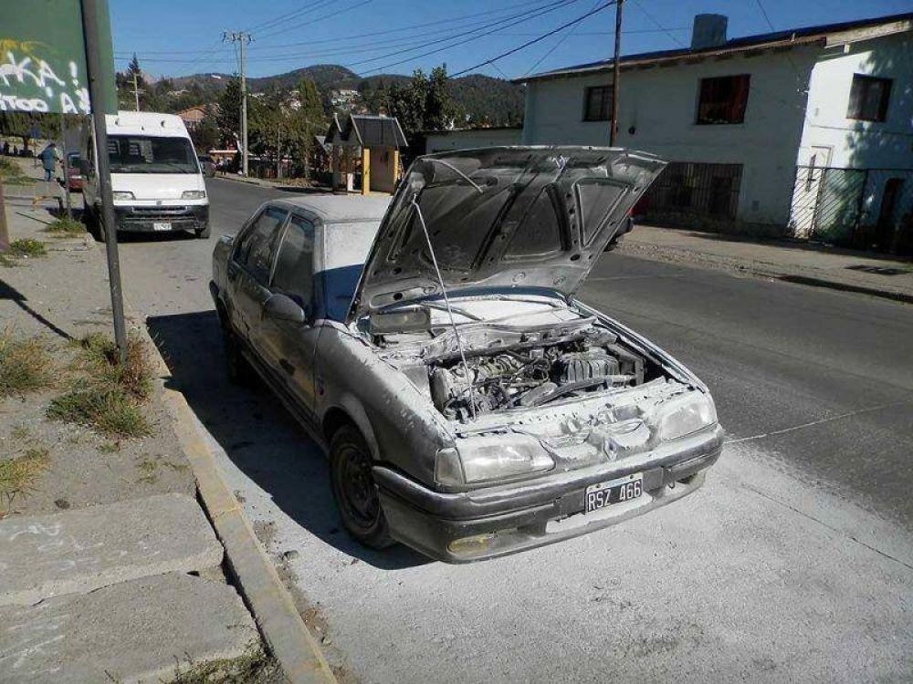 Mientras manejaba, se prendi� fuego el auto
