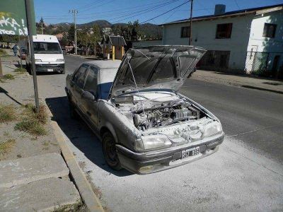Mientras manejaba, se prendi� fuego el auto
