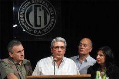 Las centrales obreras de Moyano y Barrionuevo anunciaron un paro general para el 10 de abril