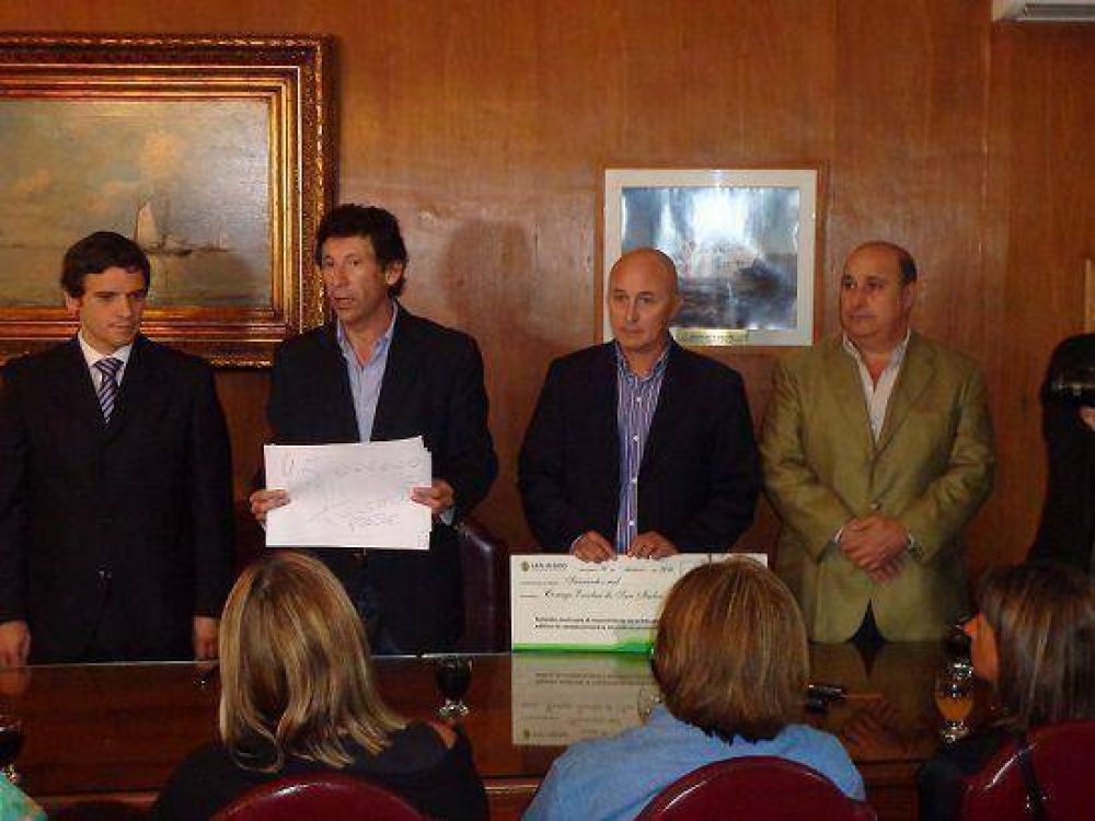 Posse entreg� subsidio para las escuelas provinciales de San Isidro