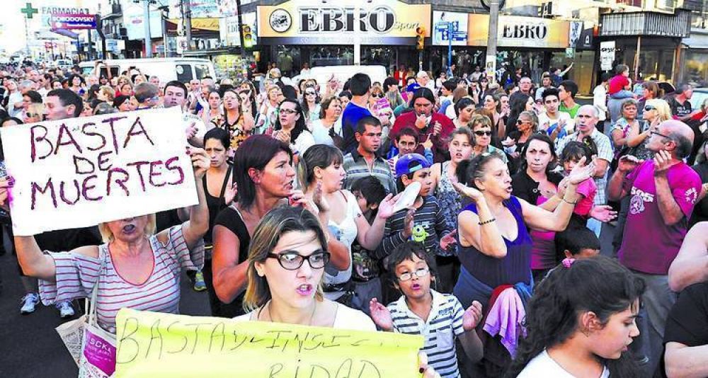 Marcha en Tres de Febrero por el crimen de la maestra