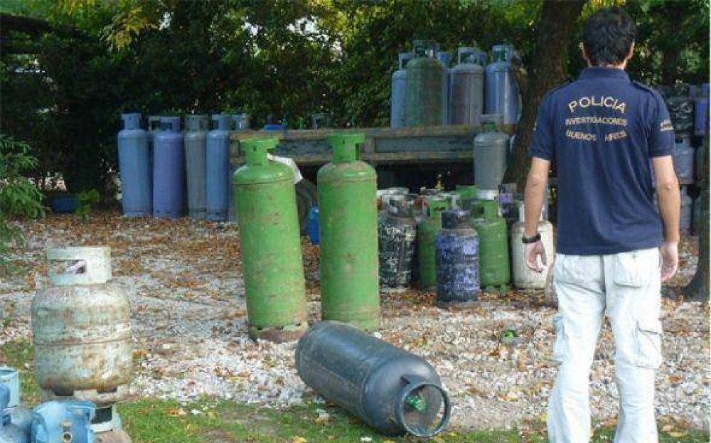La polic�a desbarat� banda que adulteraba garrafas en un barrio cerrado de Pilar