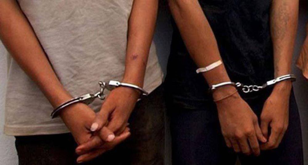 Arrestan a dos ladrones por robo a unos turistas