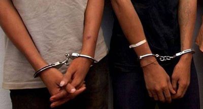 Arrestan a dos ladrones por robo a unos turistas