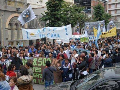 Contin�a paro y acampe de la Intersindical