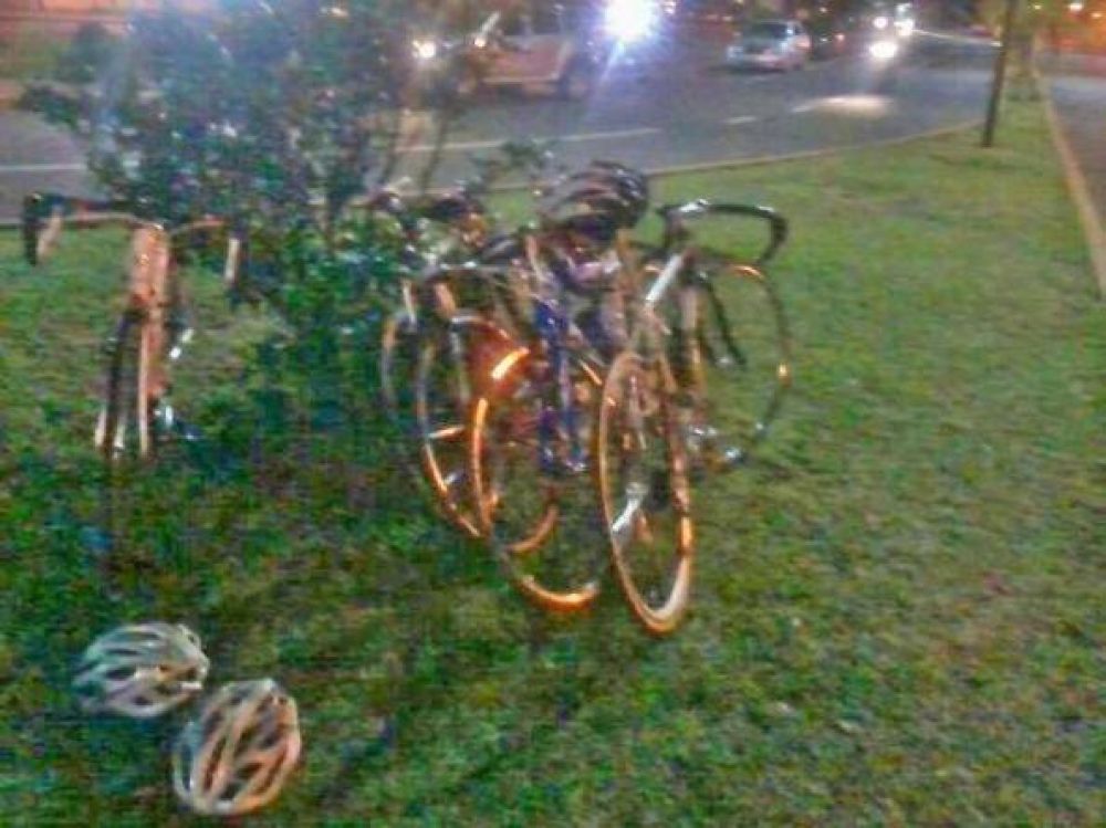 Un grupo de ciclistas atropell� a un peaton en la Costanera de Posadas