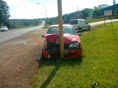 Un auto choc� contra un poste en Eldorado y no hubo heridos