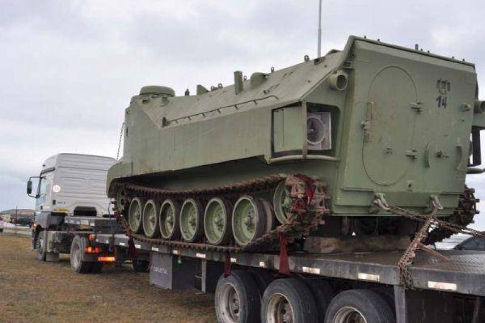 Arrib� a la ciudad un veh�culo militar anfibio que particip� en Malvinas