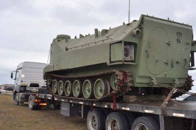 Arrib� a la ciudad un veh�culo militar anfibio que particip� en Malvinas