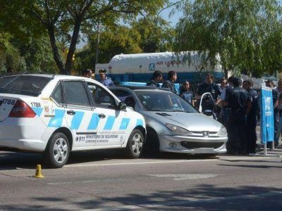 El polic�a que mat� en Guaymall�n a un ladr�n de neum�ticos qued� libre, pero sigue acusado