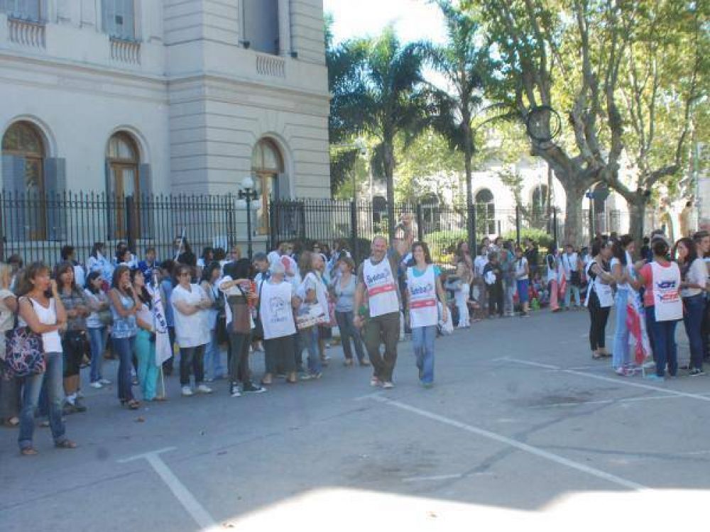 Los docentes de Z�rate y Lima estuvieron ayer en Plaza Mitre