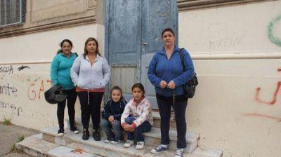 Padres del Normal reclaman frente a la escuela para que comiencen las clases 