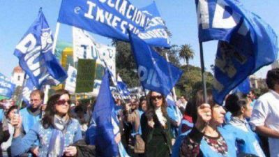 Docentes de la UNT paran y movilizan al rectorado