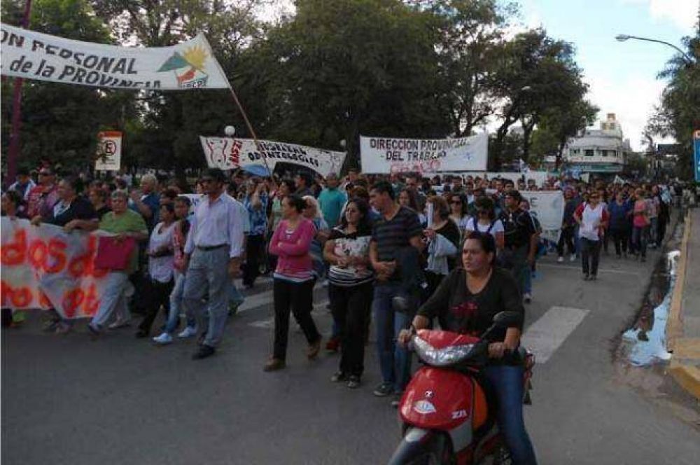 Empleados p�blicos, docentes, judiciales y movimientos sociales marchan a Gobierno