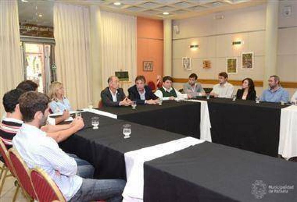 Castellano con j�venes empresarios rafaelinos