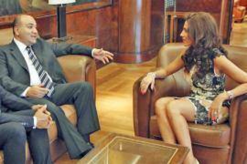 Borrado por la esposa de Alperovich, Manzur le lleva obras a la mujer de Zamora en Santiago del Estero