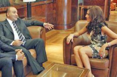 Borrado por la esposa de Alperovich, Manzur le lleva obras a la mujer de Zamora en Santiago del Estero