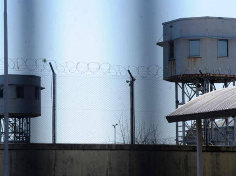 Secuestran 198 celulares en Coronda y relevan al jefe de la Alcaid�a rosarina