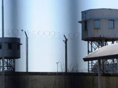 Secuestran 198 celulares en Coronda y relevan al jefe de la Alcaid�a rosarina
