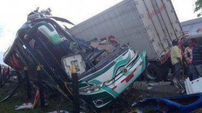Ecuador: al menos ocho muertos al chocar un colectivo y un cami�n